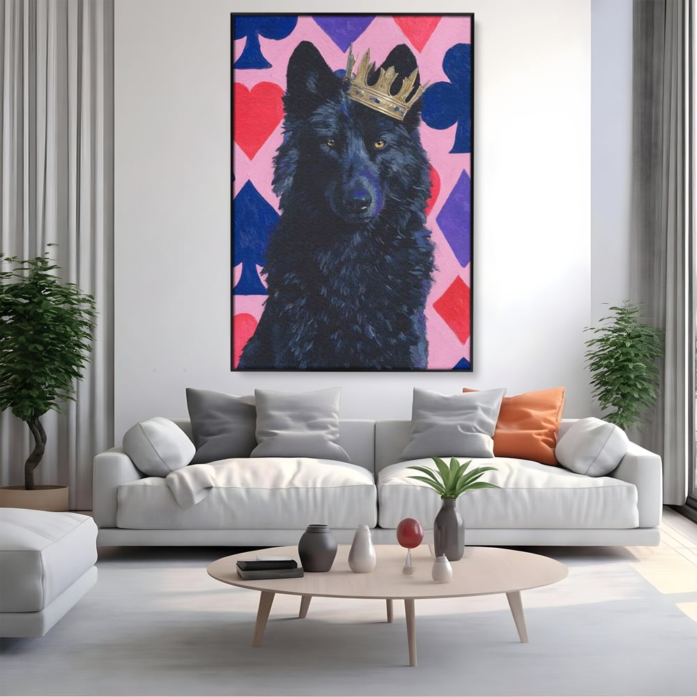 Tablou canvas cu tablou canvas cu lup negru purtand coroana aurie, in rama de aluminiu negru, pe perete intr-un living