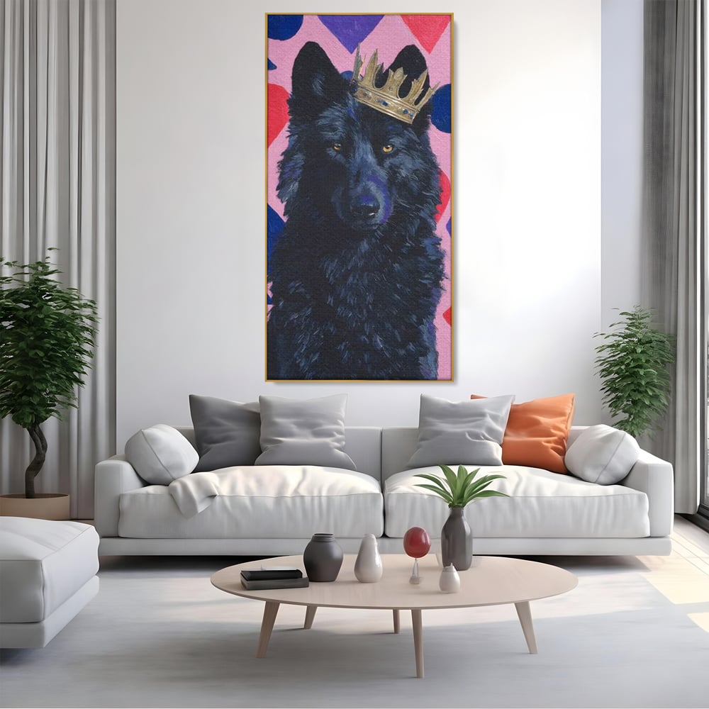 Tablou canvas cu tablou canvas cu lup negru purtand coroana aurie, in rama de aluminiu auriu, pe perete intr-un living