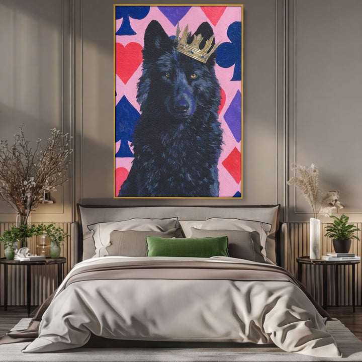Tablou canvas cu tablou canvas cu lup negru purtand coroana aurie, in rama de aluminiu auriu, pe perete intr-un dormitor
