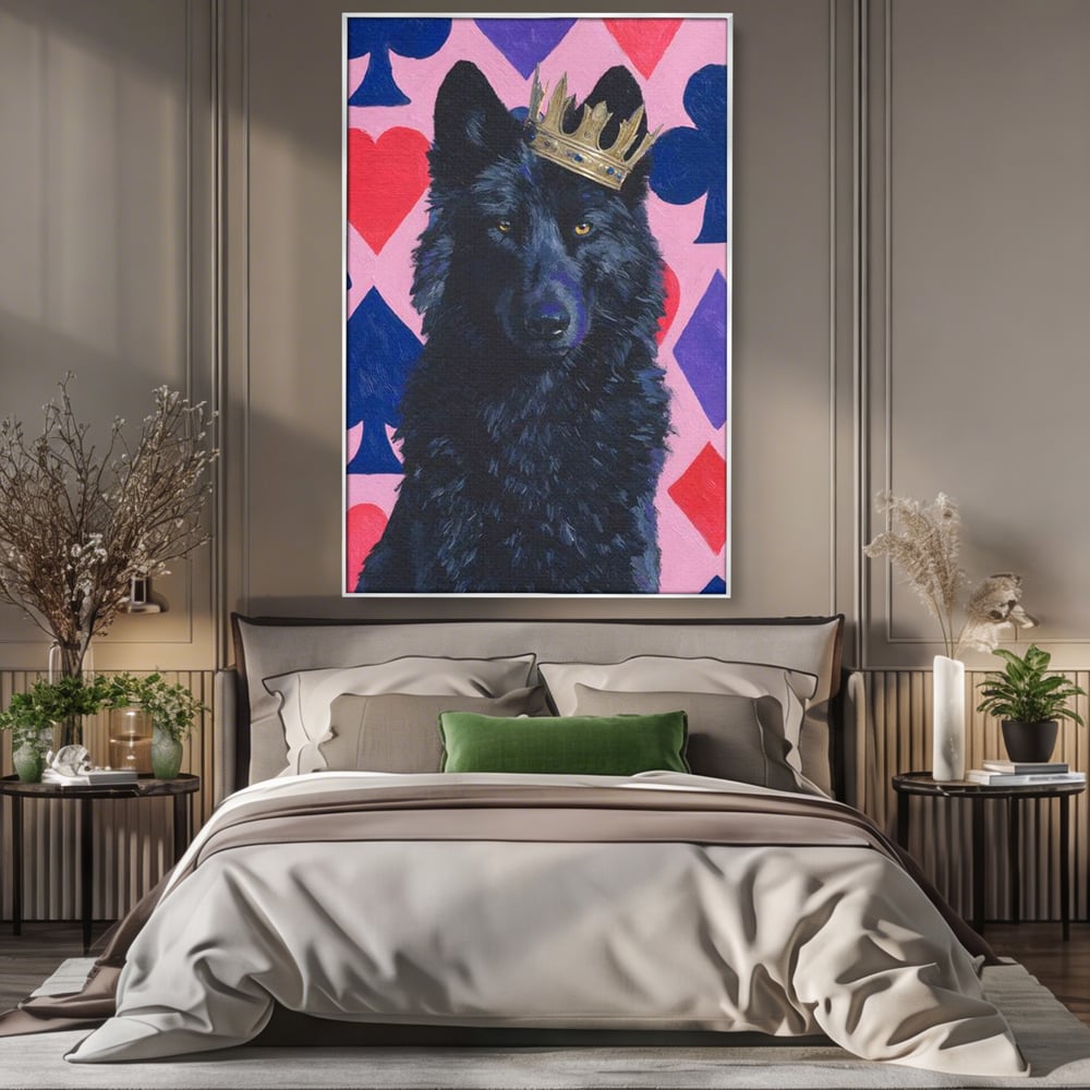 Tablou canvas cu tablou canvas cu lup negru purtand coroana aurie, in rama de aluminiu argintiu, pe perete intr-un dormitor
