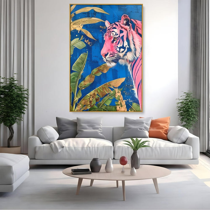 Tablou canvas cu tablou canvas cu portret de tigru roz in jungla, in rama de aluminiu auriu, pe perete intr-un living