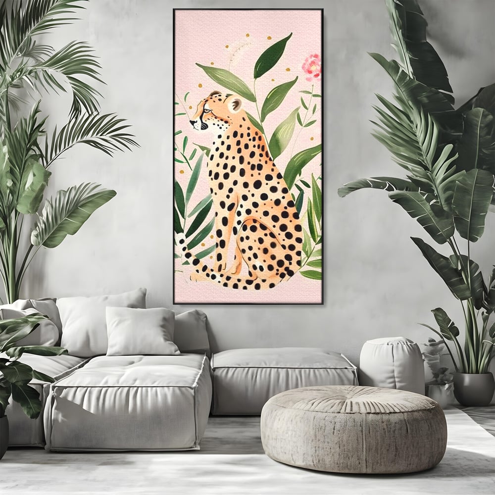 Tablou canvas cu tablou canvas cu leopard si frunze tropicale, in rama de aluminiu negru, pe perete intr-un living