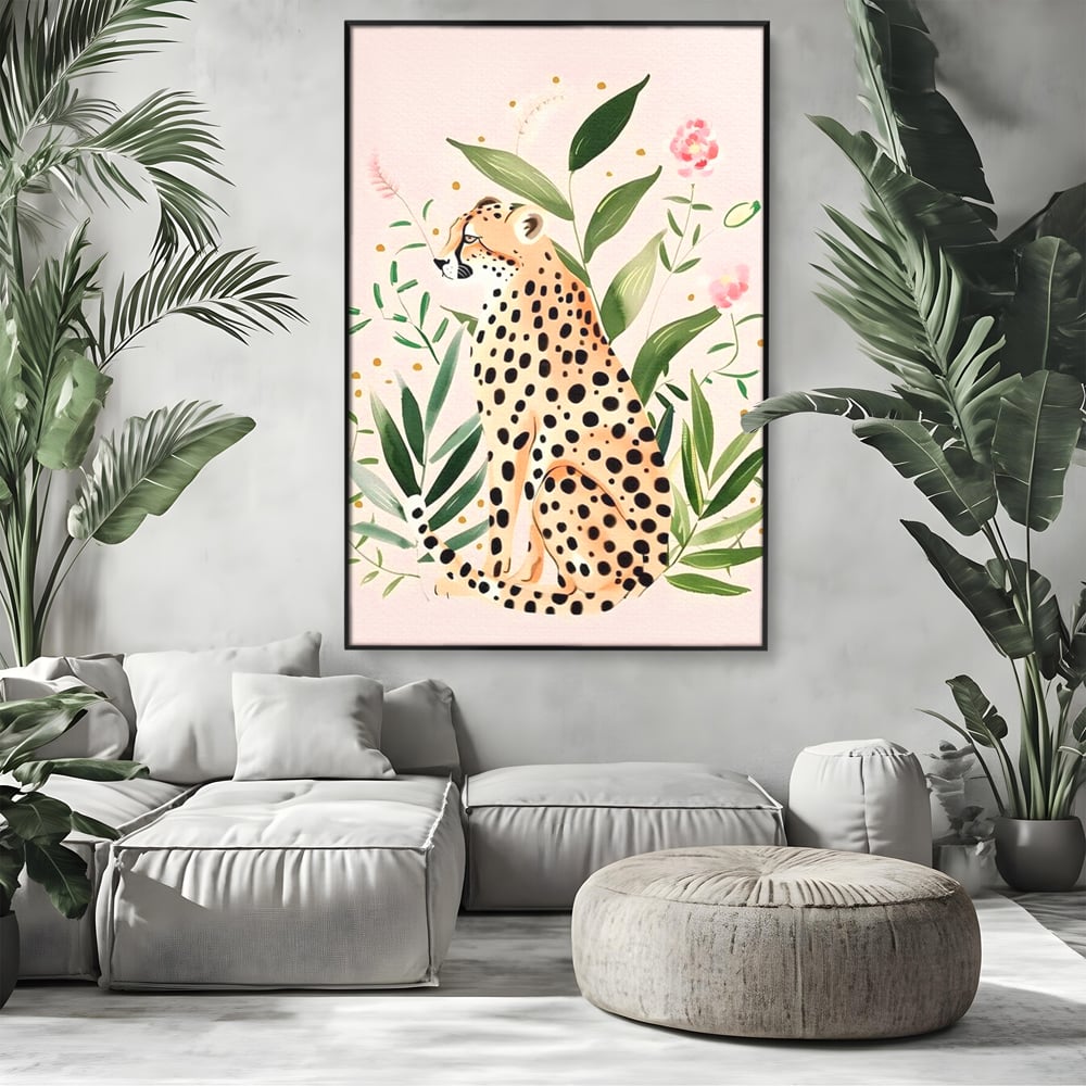 Tablou canvas cu tablou canvas cu leopard si frunze tropicale, in rama de aluminiu negru, pe perete intr-un living
