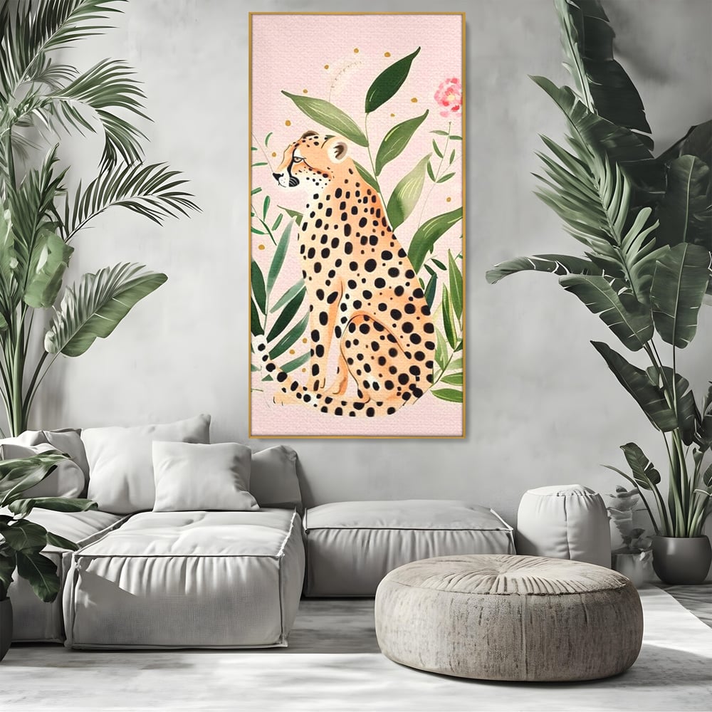 Tablou canvas cu tablou canvas cu leopard si frunze tropicale, in rama de aluminiu auriu, pe perete intr-un living