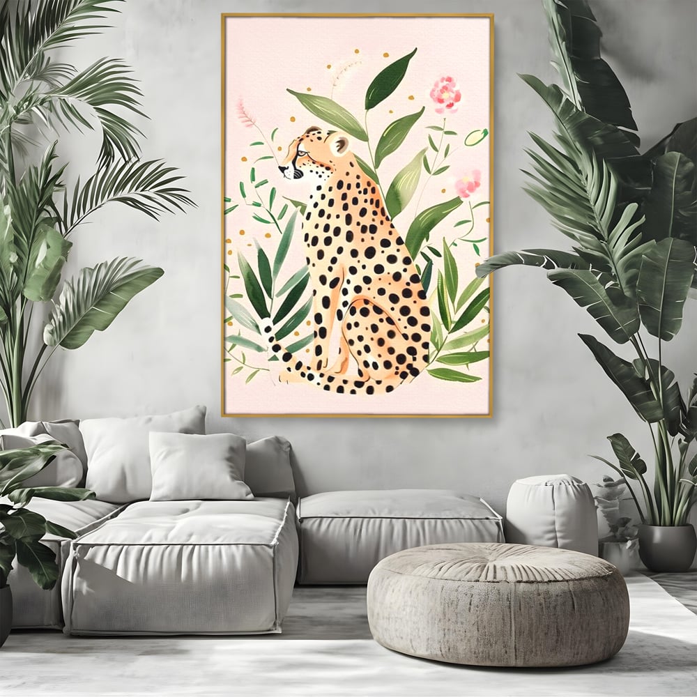Tablou canvas cu tablou canvas cu leopard si frunze tropicale, in rama de aluminiu auriu, pe perete intr-un living