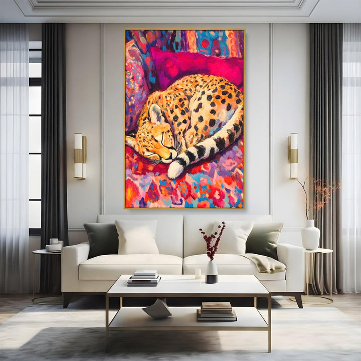 Tablou canvas cu tablou canvas cu ghepard dormind, in rama de aluminiu auriu, pe perete intr-un living
