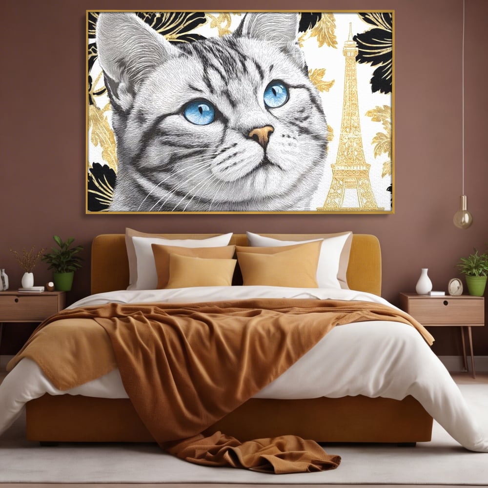 Tablou canvas cu tablou canvas cu pisica si turnul eiffel, in rama de aluminiu auriu, pe perete intr-un dormitor