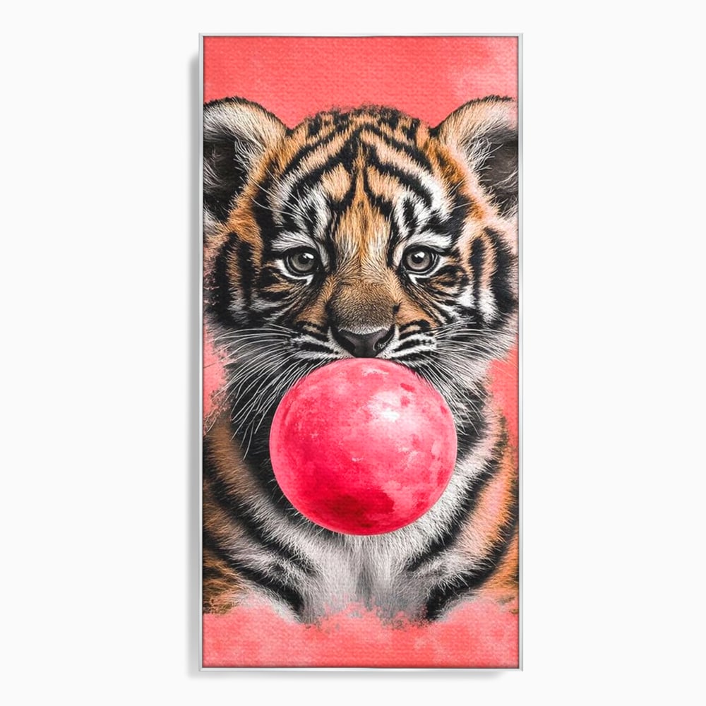 Tablou canvas cu ilustratie pui de tigru cu guma roz, in rama de aluminiu argintiu