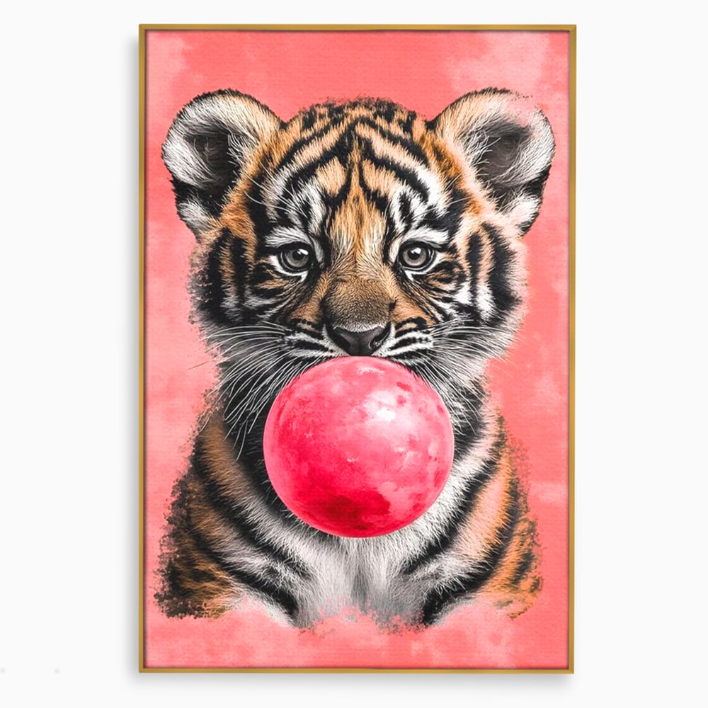 Tablou canvas cu ilustratie pui de tigru cu guma roz, in rama de aluminiu auriu