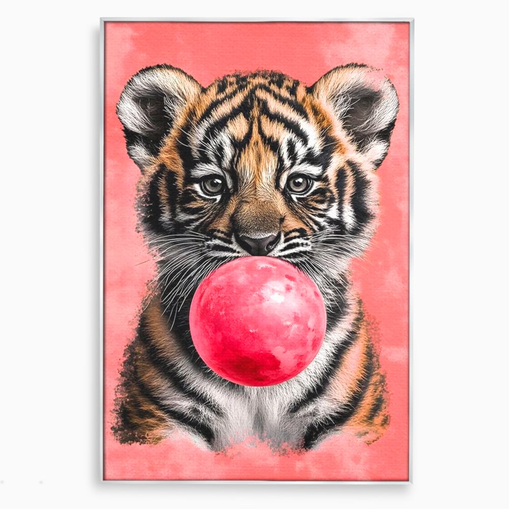 Tablou canvas cu ilustratie pui de tigru cu guma roz, in rama de aluminiu argintiu