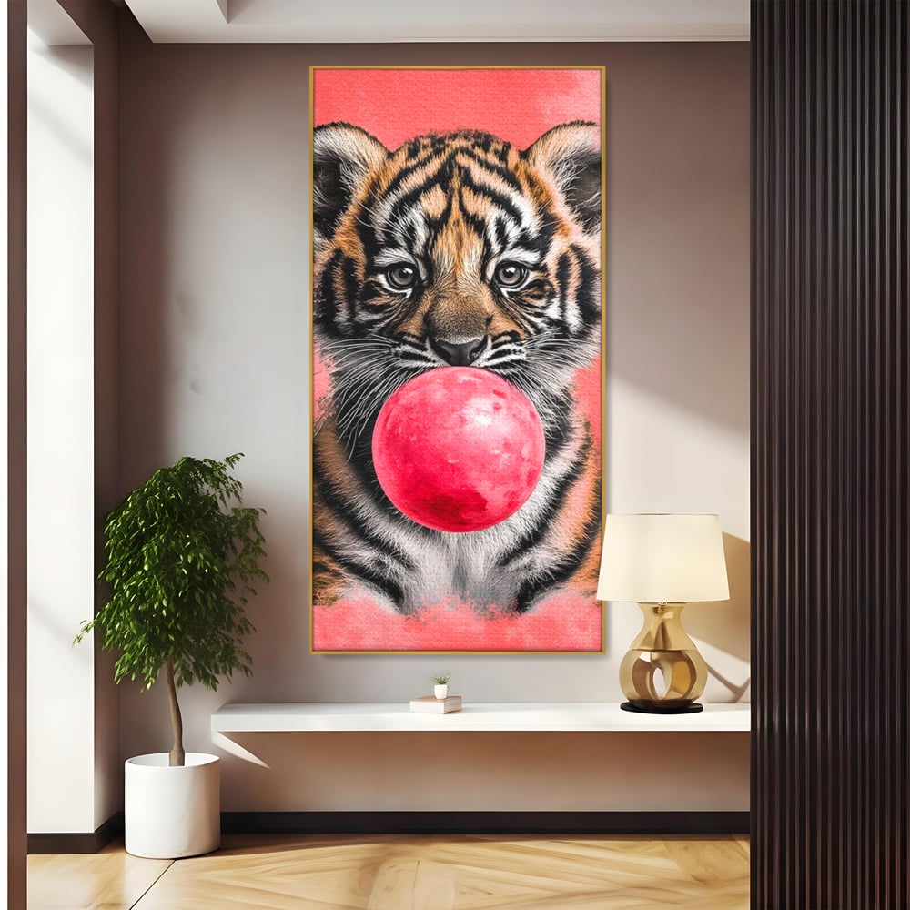 Tablou canvas cu ilustratie pui de tigru cu guma roz, in rama de aluminiu auriu