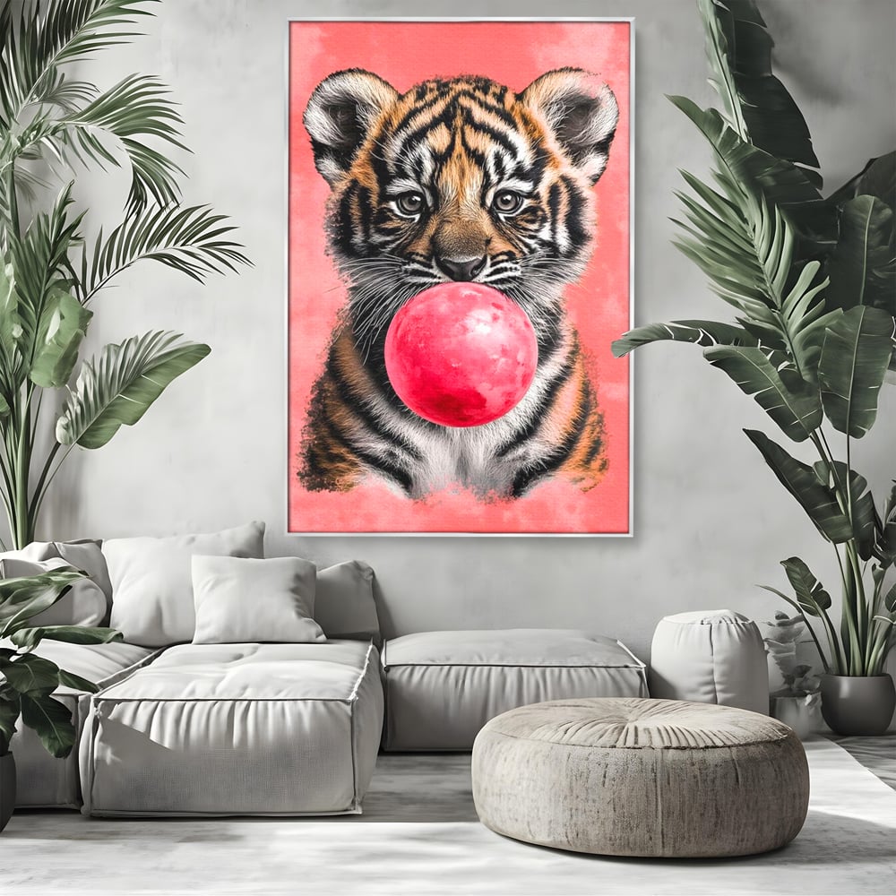 Tablou canvas cu ilustratie pui de tigru cu guma roz, in rama de aluminiu argintiu, pe perete intr-un living
