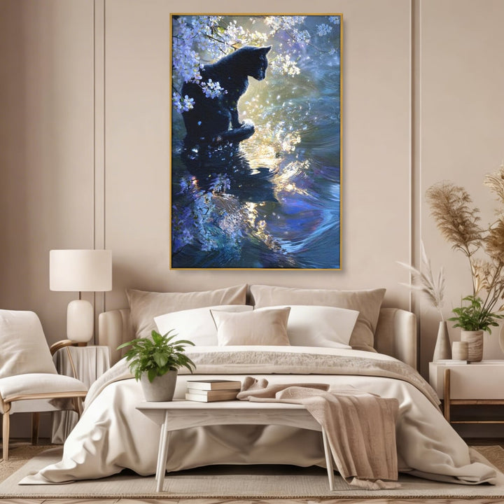 Tablou canvas cu tablou canvas cu pisica neagra pe malul apei, in rama de aluminiu auriu, pe perete intr-un dormitor