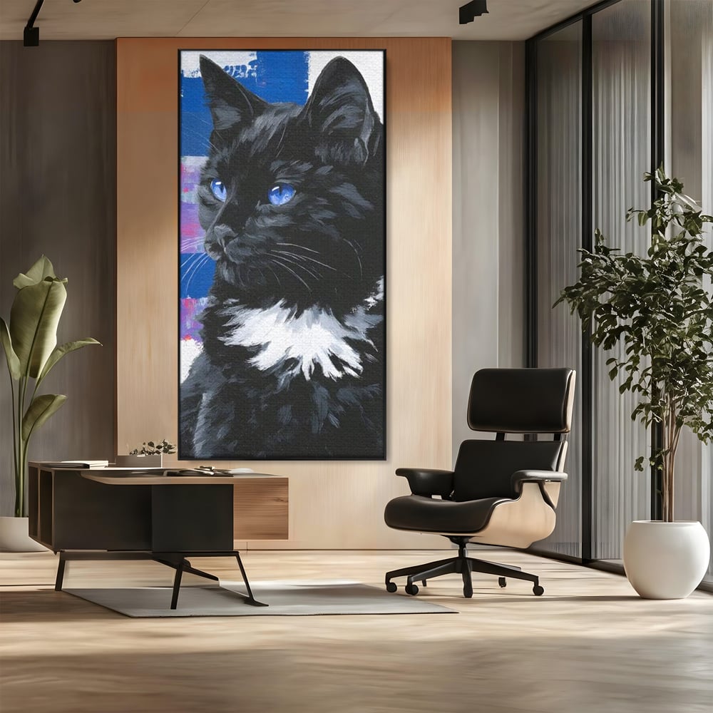 Tablou canvas cu tablou canvas cu pisica neagra, in rama de aluminiu negru, pe perete intr-un birou