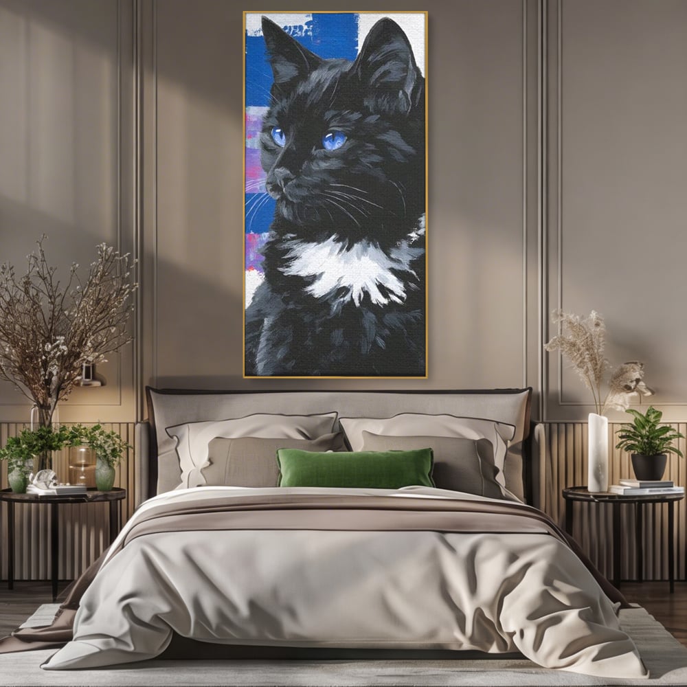 Tablou canvas cu tablou canvas cu pisica neagra, in rama de aluminiu auriu, pe perete intr-un dormitor