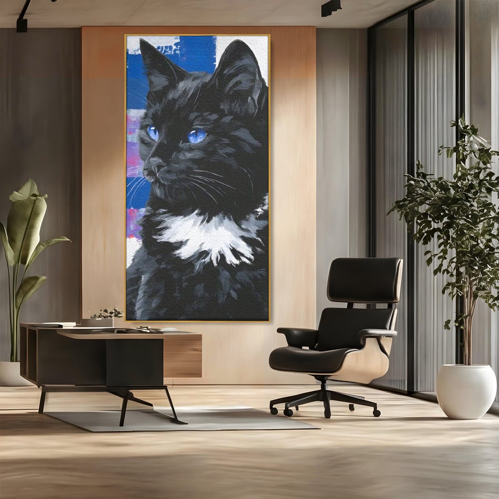 Tablou canvas cu tablou canvas cu pisica neagra, in rama de aluminiu auriu, pe perete intr-un birou