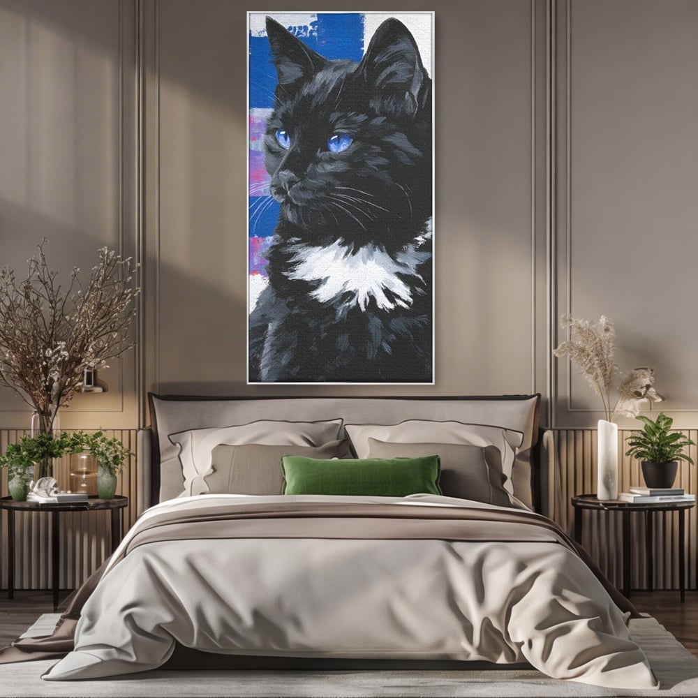 Tablou canvas cu tablou canvas cu pisica neagra, in rama de aluminiu argintiu, pe perete intr-un dormitor