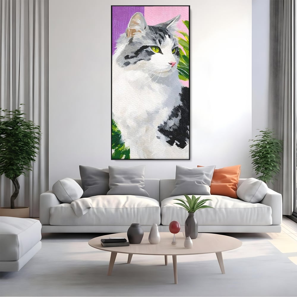 Tablou canvas cu pictura cu portret de pisica, in rama de aluminiu negru, pe perete intr-un living
