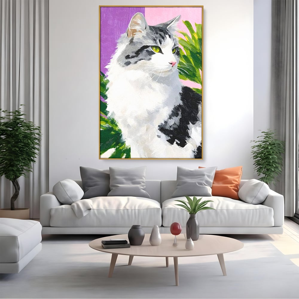Tablou canvas cu pictura cu portret de pisica, in rama de aluminiu auriu, pe perete intr-un living