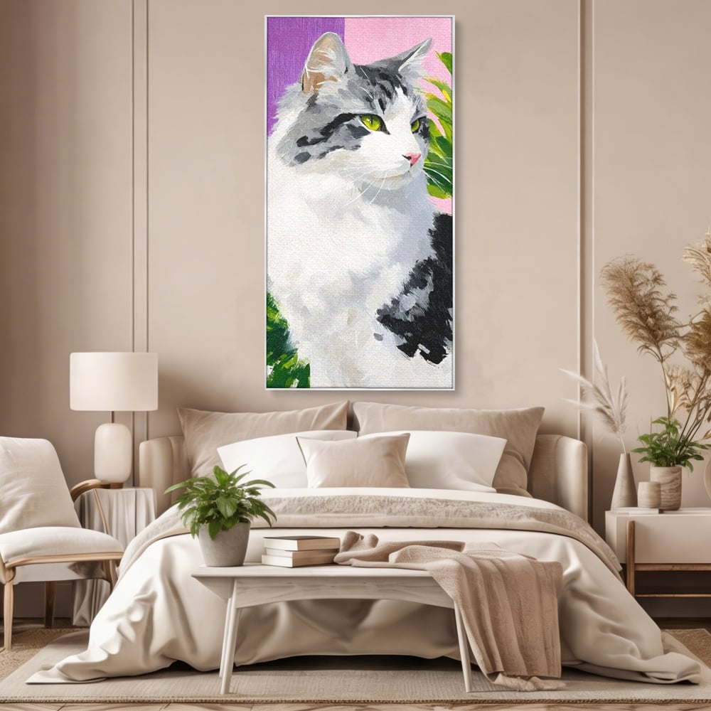 Tablou canvas cu pictura cu portret de pisica, in rama de aluminiu argintiu, pe perete intr-un dormitor