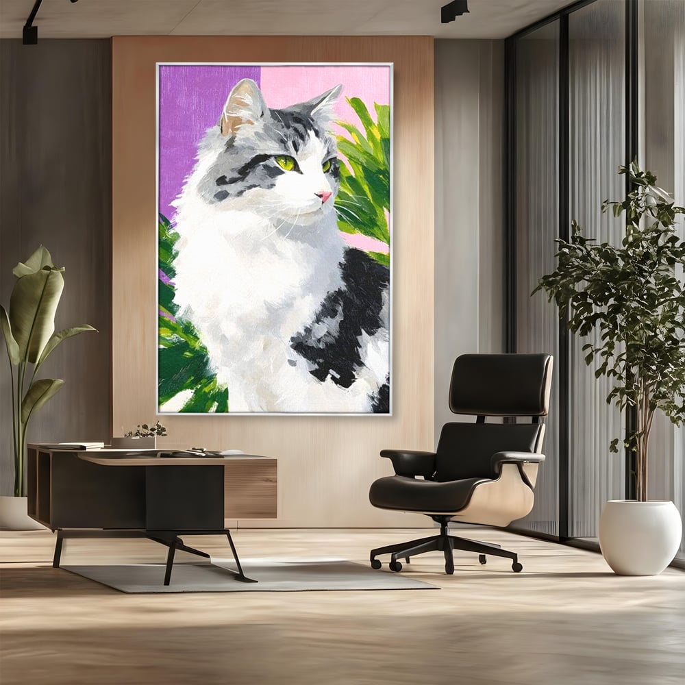 Tablou canvas cu pictura cu portret de pisica, in rama de aluminiu argintiu, pe perete intr-un birou