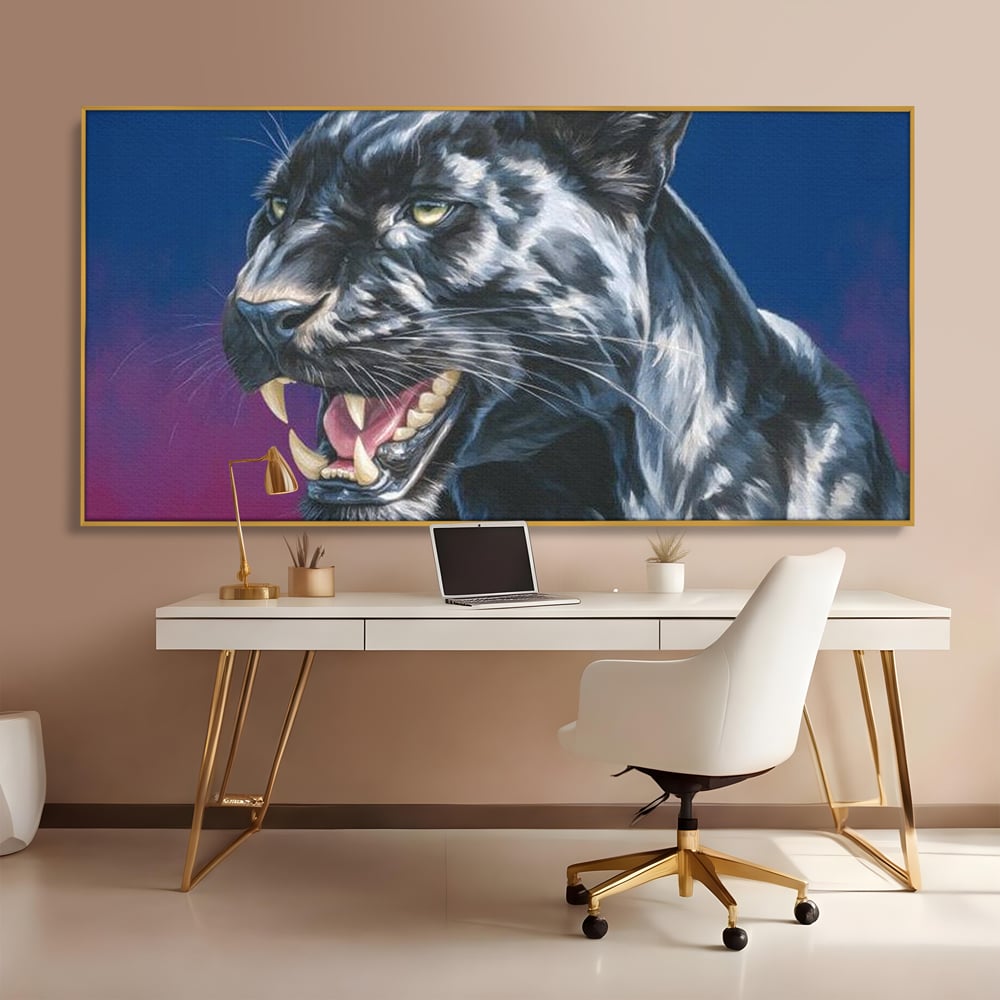 Tablou canvas cu tablou canvas cu pantera neagra, in rama de aluminiu auriu, pe perete intr-un birou