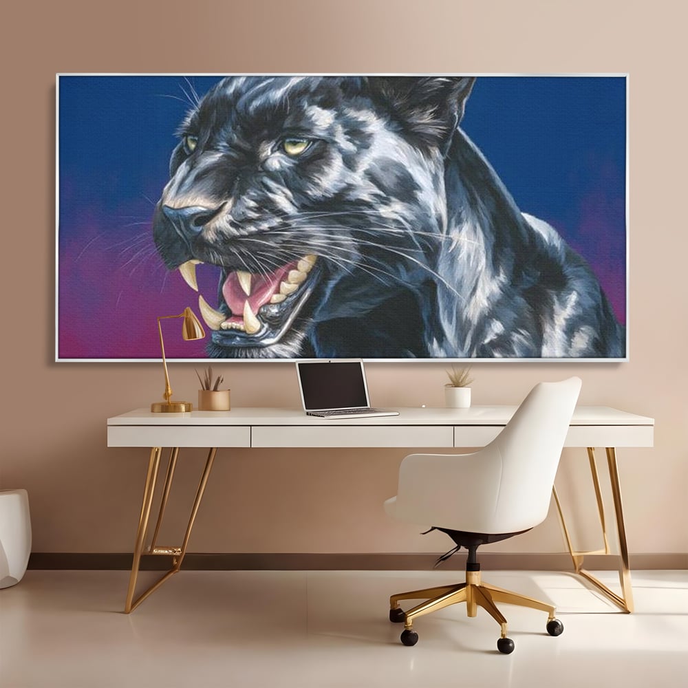 Tablou canvas cu tablou canvas cu pantera neagra, in rama de aluminiu argintiu, pe perete intr-un birou
