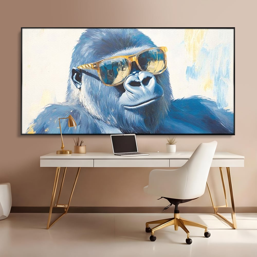 Tablou canvas cu pictura cu gorila purtand ochelari, in rama de aluminiu negru, pe perete intr-un birou