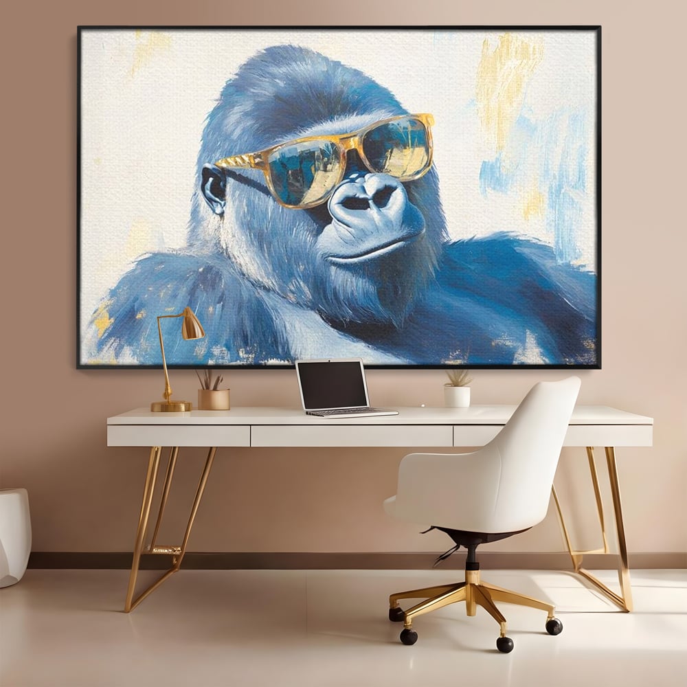 Tablou canvas cu pictura cu gorila purtand ochelari, in rama de aluminiu negru, pe perete intr-un birou