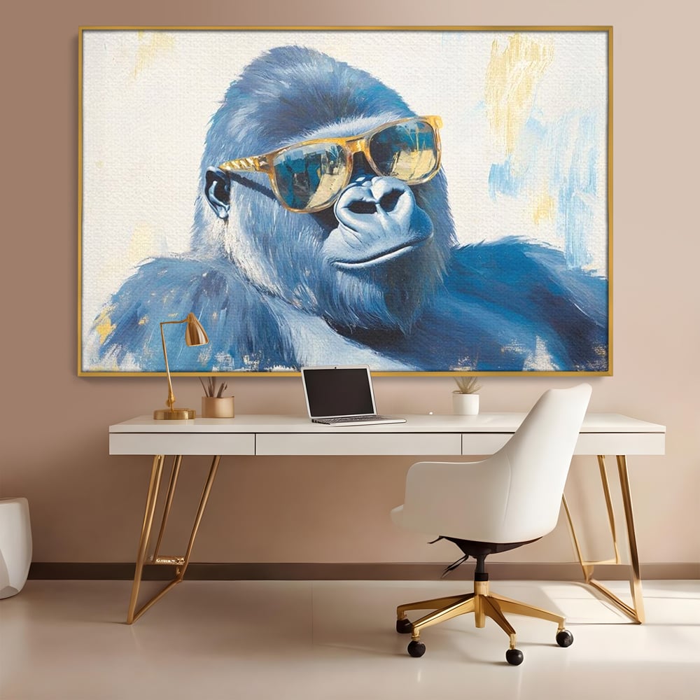 Tablou canvas cu pictura cu gorila purtand ochelari, in rama de aluminiu auriu, pe perete intr-un birou