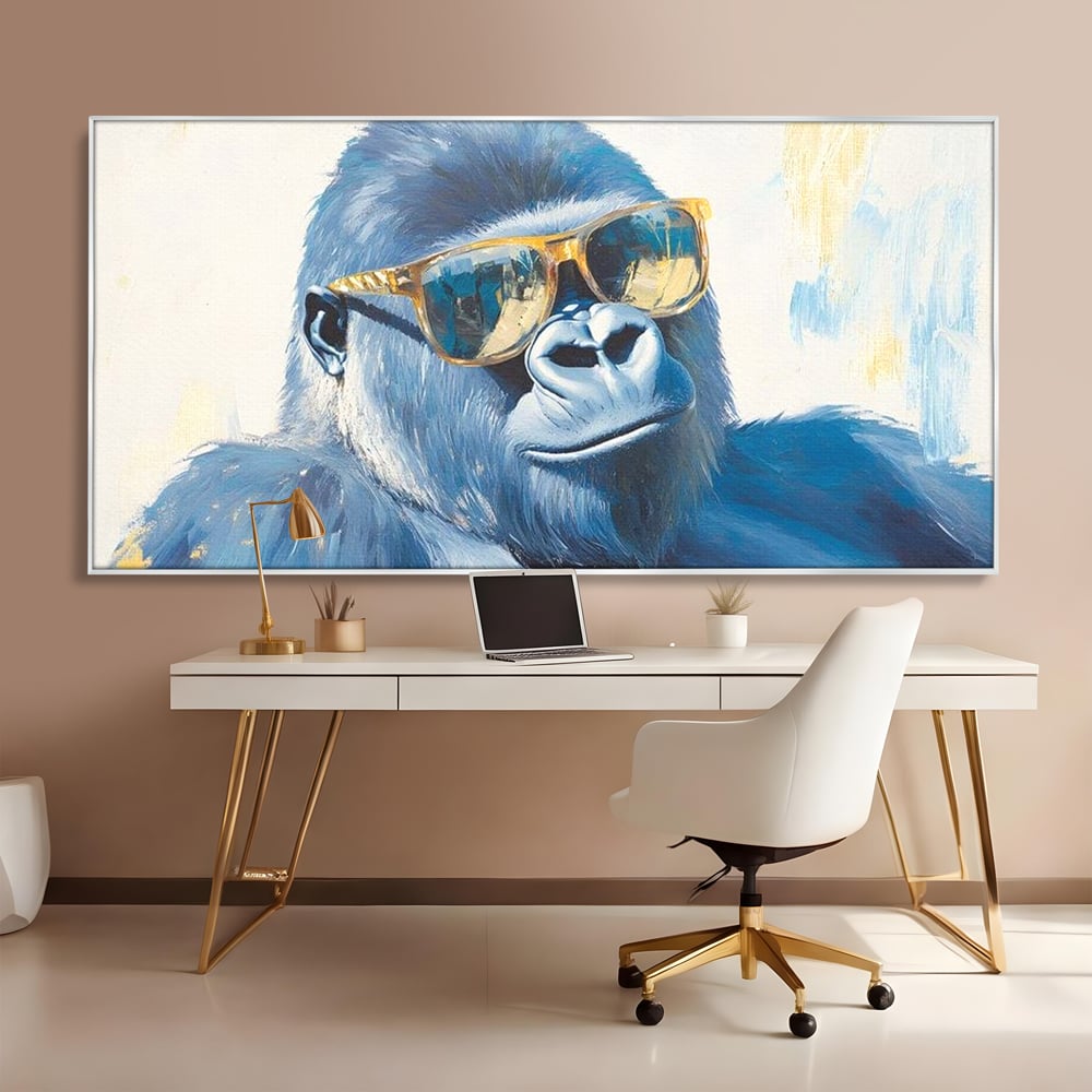 Tablou canvas cu pictura cu gorila purtand ochelari, in rama de aluminiu argintiu, pe perete intr-un birou