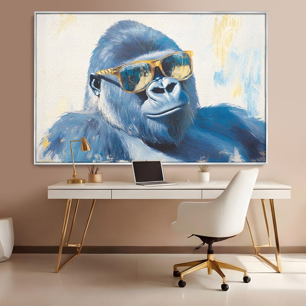 Tablou canvas cu pictura cu gorila purtand ochelari, in rama de aluminiu argintiu, pe perete intr-un birou