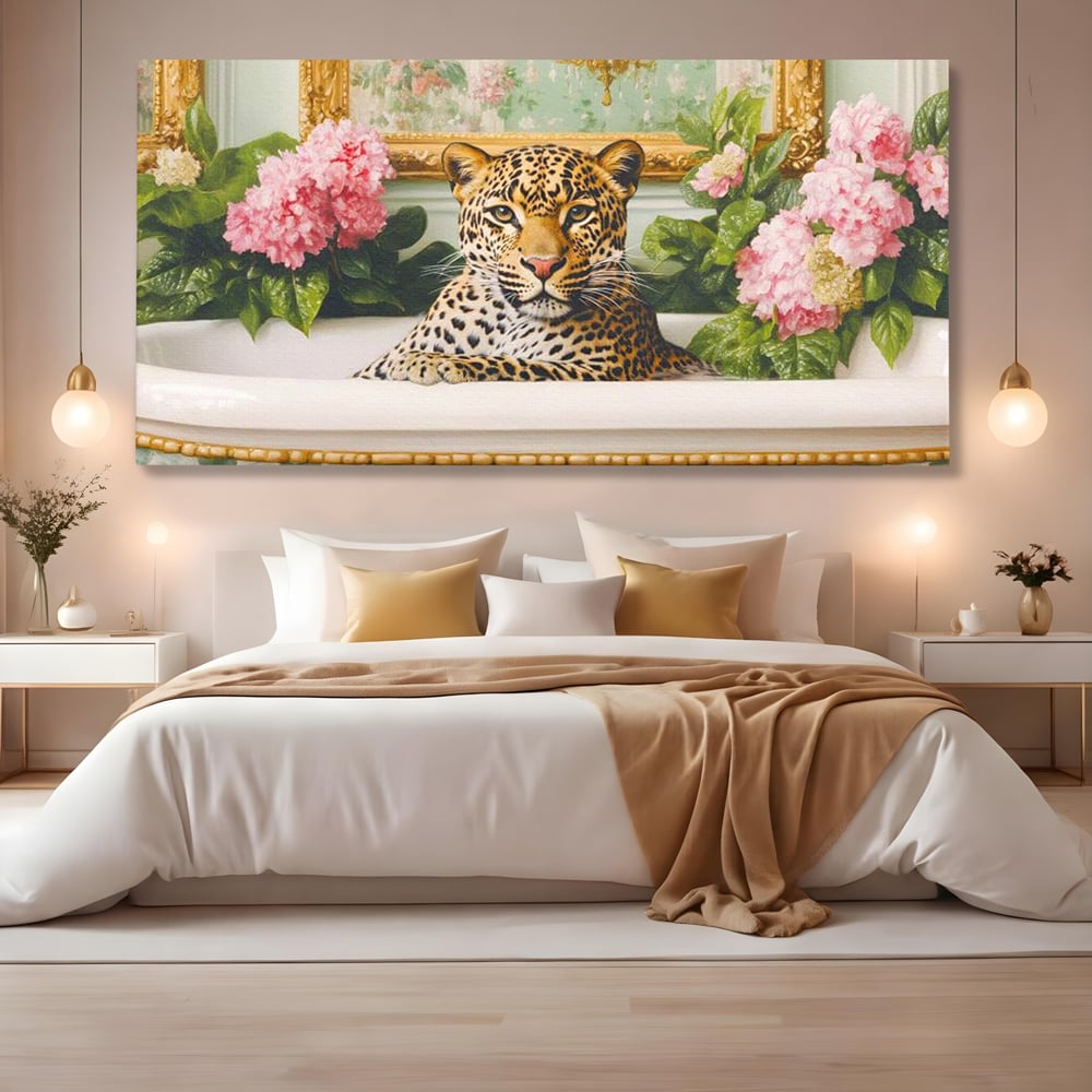 Tablou canvas cu tablou canvas cu leopard in cada, fara rama, pe sasiu de lemn, pe perete intr-un dormitor
