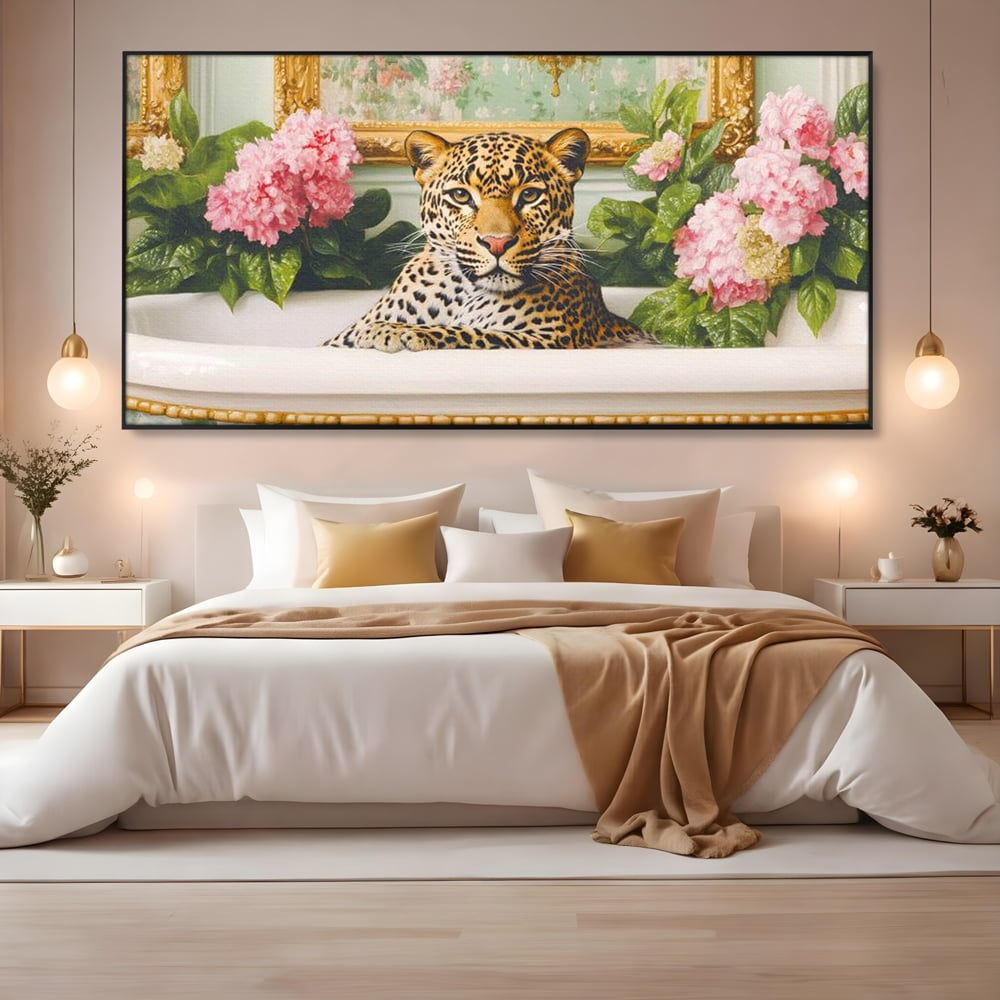 Tablou canvas cu tablou canvas cu leopard in cada, in rama de aluminiu negru, pe perete intr-un dormitor