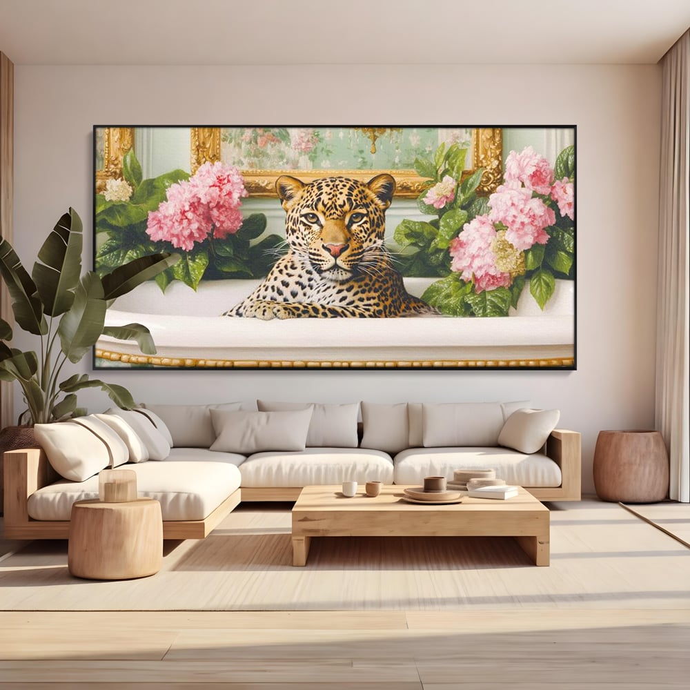 Tablou canvas cu tablou canvas cu leopard in cada, in rama de aluminiu negru, pe perete intr-un living