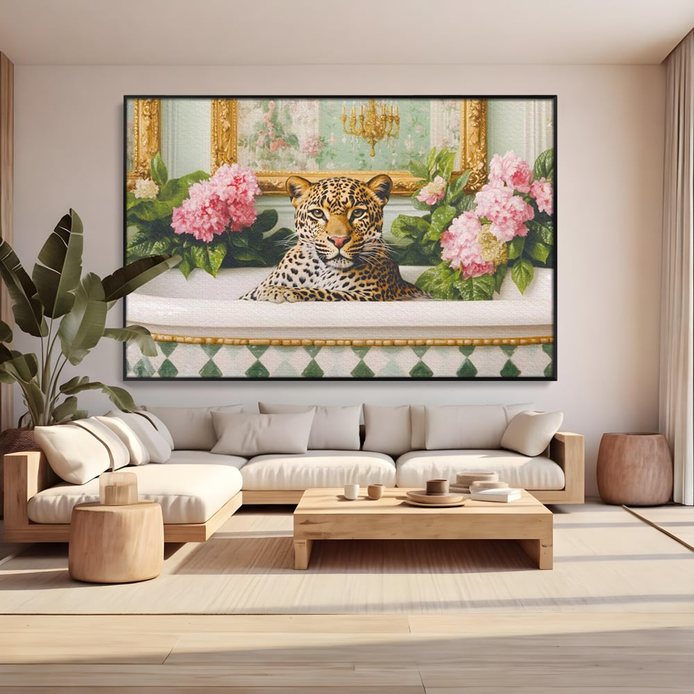Tablou canvas cu tablou canvas cu leopard in cada, in rama de aluminiu negru, pe perete intr-un living