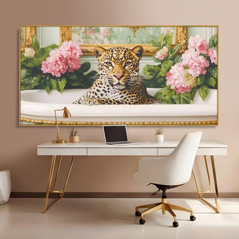 Tablou canvas cu tablou canvas cu leopard in cada, in rama de aluminiu auriu, pe perete intr-un birou