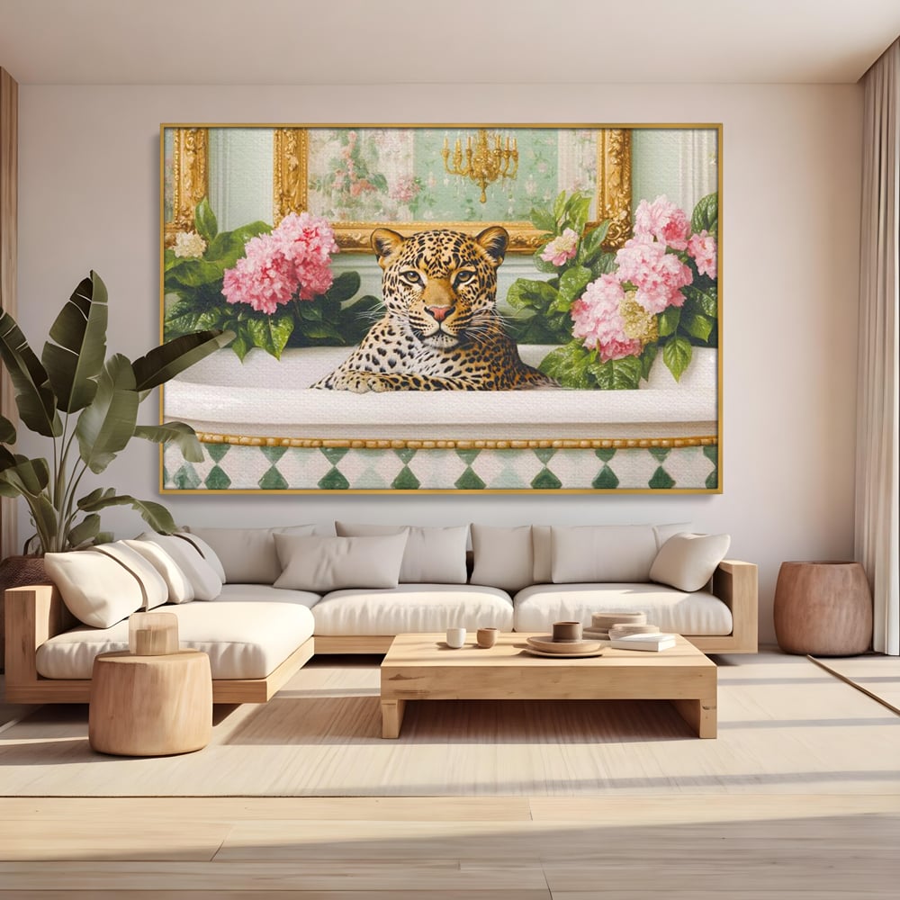Tablou canvas cu tablou canvas cu leopard in cada, in rama de aluminiu auriu, pe perete intr-un living