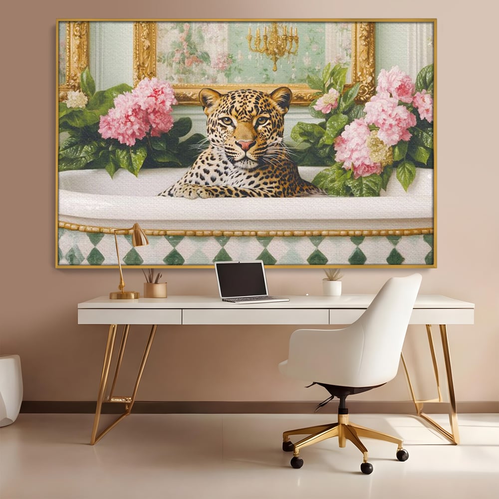 Tablou canvas cu tablou canvas cu leopard in cada, in rama de aluminiu auriu, pe perete intr-un birou