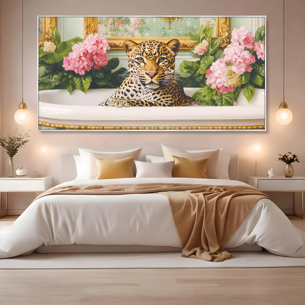 Tablou canvas cu tablou canvas cu leopard in cada, in rama de aluminiu argintiu, pe perete intr-un dormitor