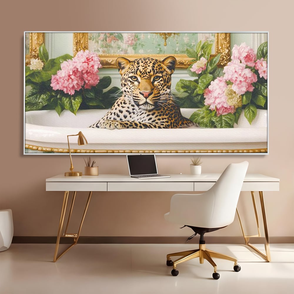 Tablou canvas cu tablou canvas cu leopard in cada, in rama de aluminiu argintiu, pe perete intr-un birou