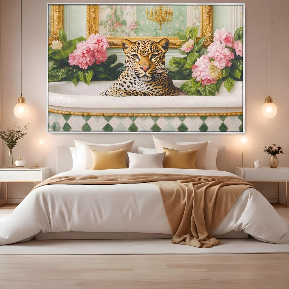 Tablou canvas cu tablou canvas cu leopard in cada, in rama de aluminiu argintiu, pe perete intr-un dormitor