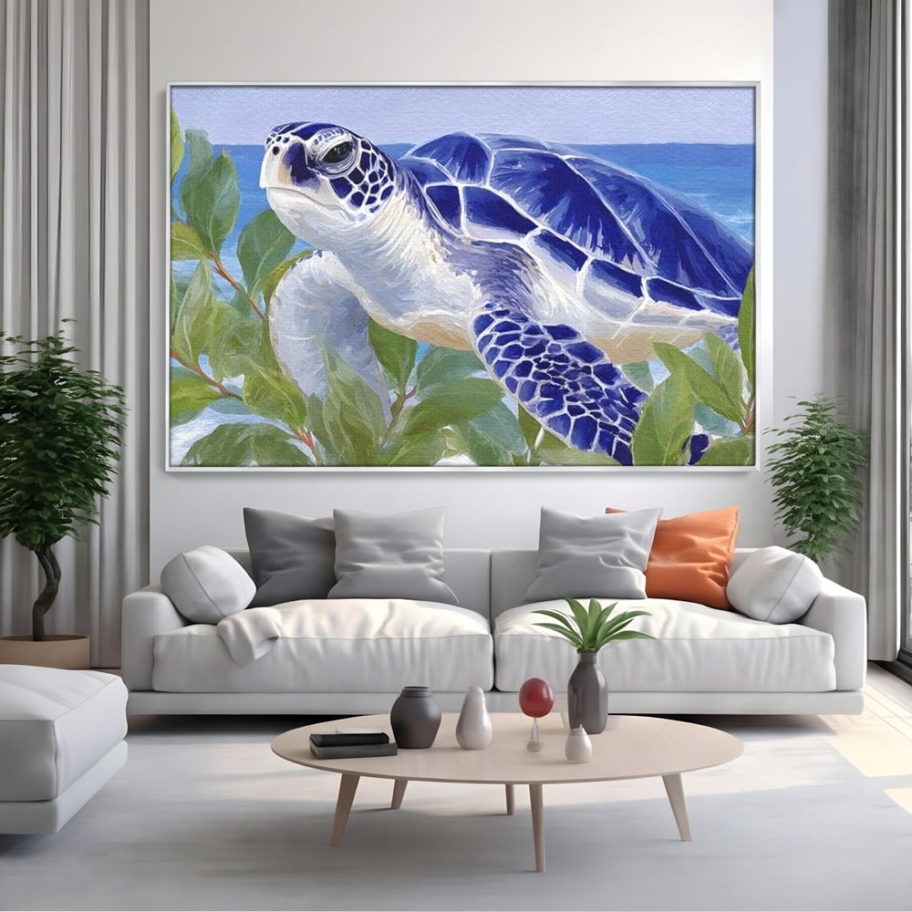 Tablou canvas cu pictura cu testoasa marina in frunzis, in rama de aluminiu argintiu, pe perete intr-un living