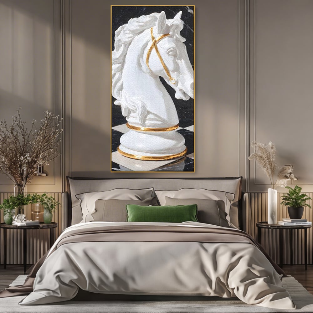 Tablou canvas cu tablou canvas cu cal de sah, in rama de aluminiu auriu, pe perete intr-un dormitor