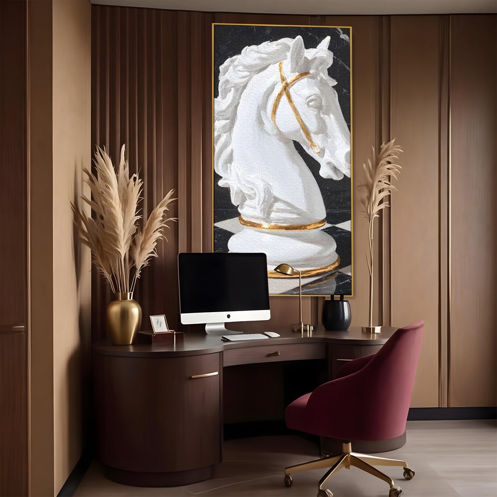 Tablou canvas cu tablou canvas cu cal de sah, in rama de aluminiu auriu, pe perete intr-un birou