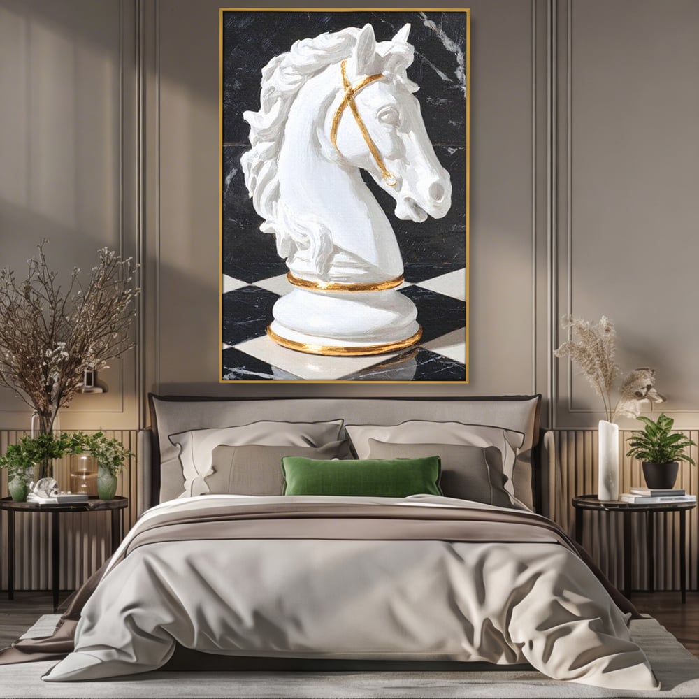 Tablou canvas cu tablou canvas cu cal de sah, in rama de aluminiu auriu, pe perete intr-un dormitor