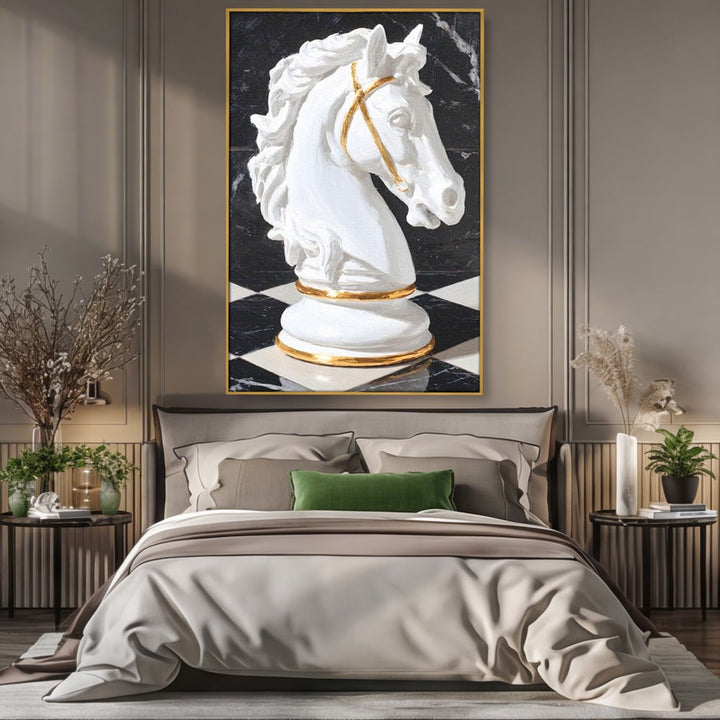 Tablou canvas cu tablou canvas cu cal de sah, in rama de aluminiu auriu, pe perete intr-un dormitor