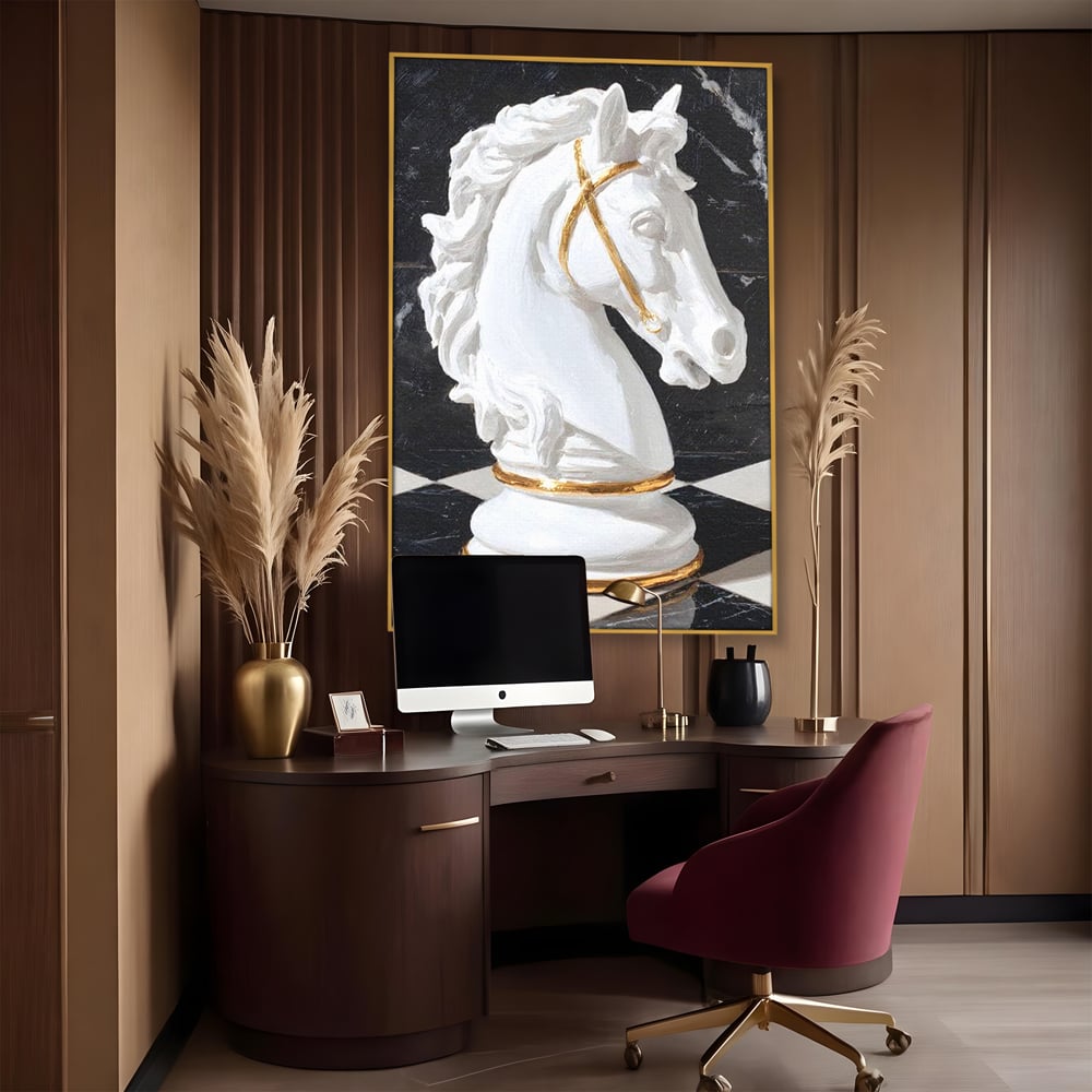 Tablou canvas cu tablou canvas cu cal de sah, in rama de aluminiu auriu, pe perete intr-un birou