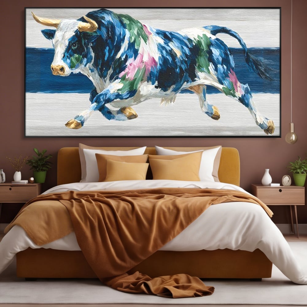 Tablou canvas cu tablou canvas pictura taur in miscare, in rama de aluminiu negru, pe perete intr-un dormitor