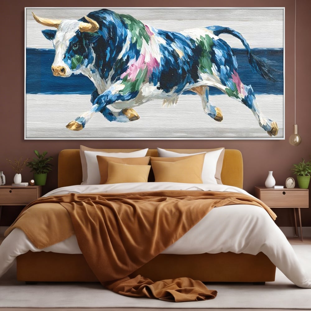 Tablou canvas cu tablou canvas pictura taur in miscare, in rama de aluminiu argintiu, pe perete intr-un dormitor